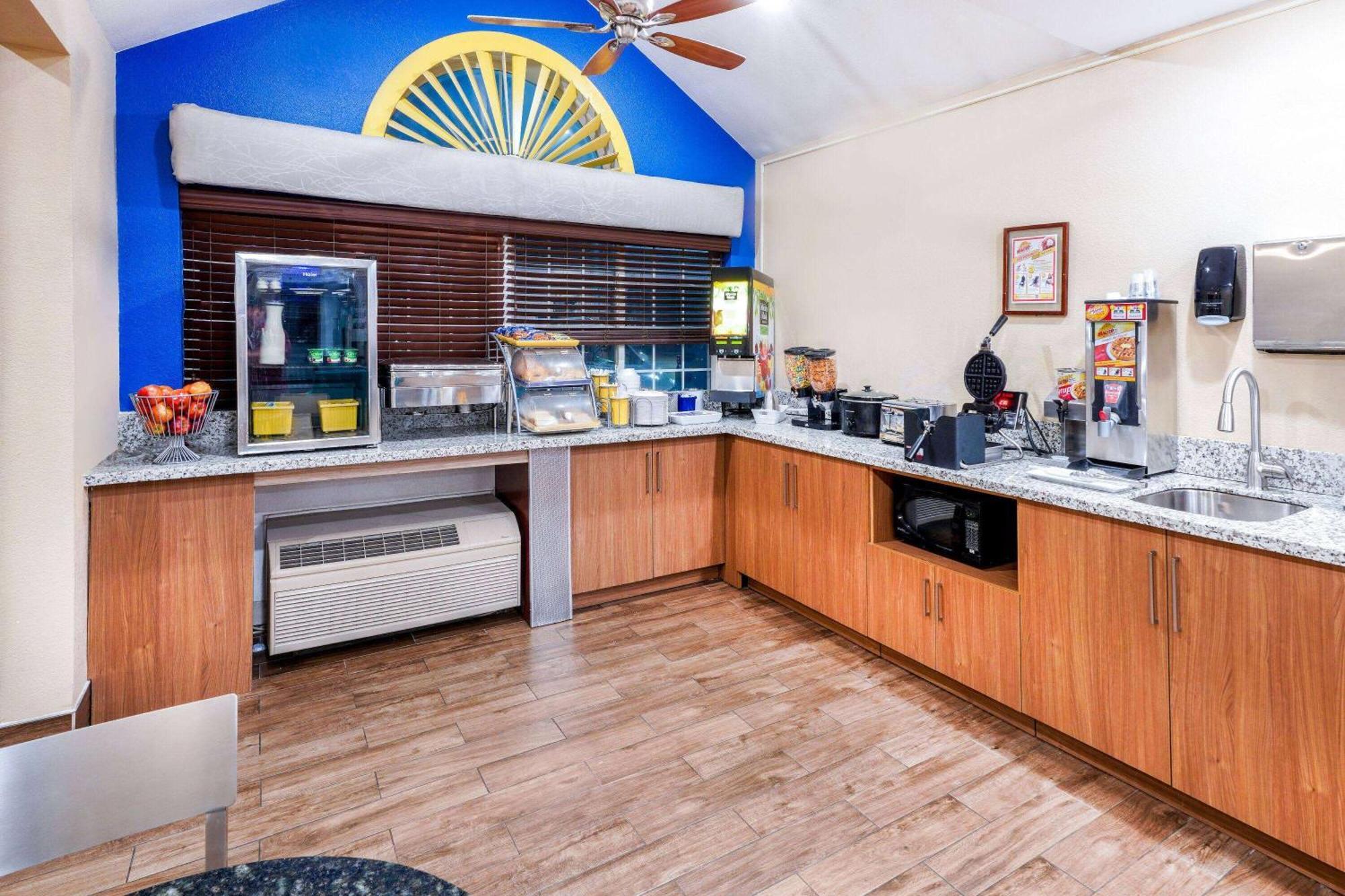 Days Inn & Suites By Wyndham Greeley Ngoại thất bức ảnh